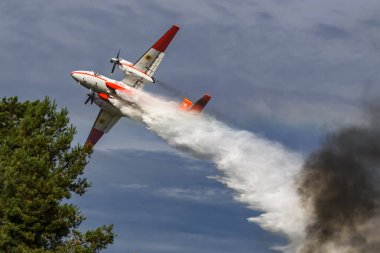 Ukraynalı Antonov-32 itfaiye uçağı Ukrayna 'nın Kyiv kenti yakınlarındaki kurtarma ekiplerinin eğitimi sırasında faaliyete geçti. 