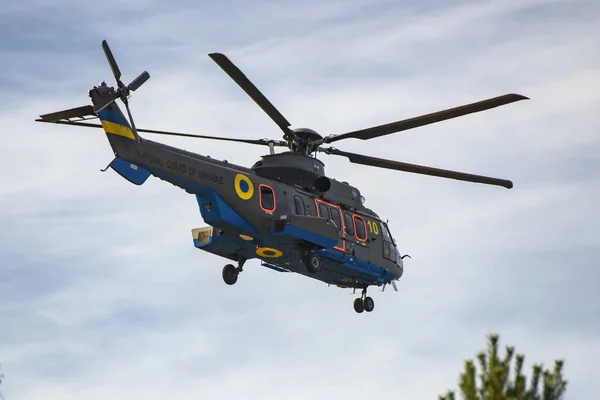 Вертолет Национальной гвардии Украины с военнослужащими во время тактико-специальных учений  . — стоковое фото