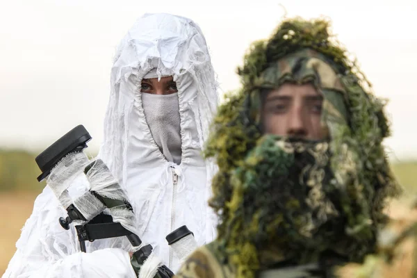 Francotiradores militares ucranianos en camuflaje durante los ejercicios tácticos especiales cerca de Kiev, Ucrania . — Foto de Stock