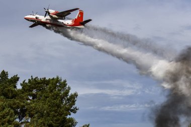 Ukraynalı Antonov-32 itfaiye uçağı Ukrayna 'nın Kyiv kenti yakınlarındaki kurtarma ekiplerinin eğitimi sırasında faaliyete geçti. 