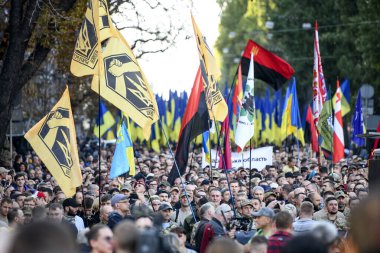 İnsanlar Ukrayna 'nın başkenti Kyiv' deki sözde Steinmeier Formülü 'nün onayına karşı bir mitinge katılıyor..