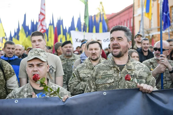 Люди принимают участие в митинге против утверждения так называемой формулы Штайнмайера в Киеве, Украина . — стоковое фото