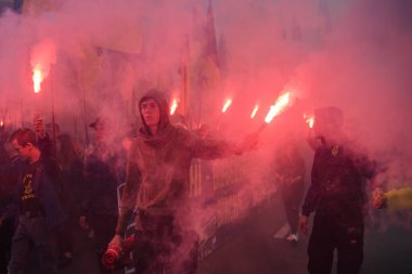 Eylemciler, Ukrayna 'nın Kyiv kentindeki sözde Steinmeier Formülü' nün onayına karşı miting sırasında fişek yaktılar..