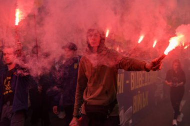 Eylemciler, Ukrayna 'nın Kyiv kentindeki sözde Steinmeier Formülü' nün onayına karşı miting sırasında fişek yaktılar..