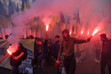 Eylemciler, Ukrayna 'nın Kyiv kentindeki sözde Steinmeier Formülü' nün onayına karşı miting sırasında fişek yaktılar..