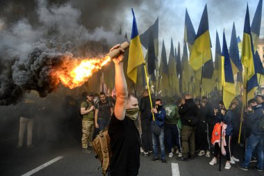 Eylemciler, Ukrayna 'nın Kyiv kentindeki sözde Steinmeier Formülü' nün onayına karşı miting sırasında fişek yaktılar..