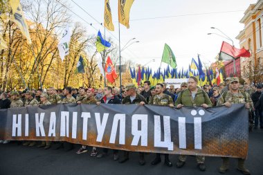 İnsanlar Ukrayna 'nın başkenti Kyiv' deki sözde Steinmeier Formülü 'nün onayına karşı bir mitinge katılıyor..