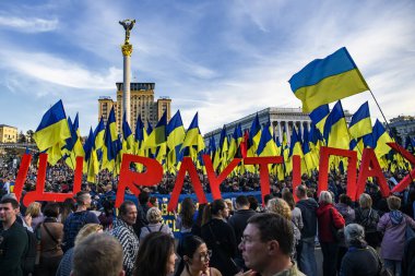 İnsanlar Ukrayna 'nın başkenti Kyiv' deki sözde Steinmeier Formülü 'nün onayına karşı bir mitinge katılıyor..