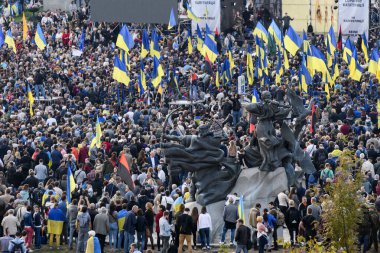 İnsanlar Ukrayna 'nın başkenti Kyiv' deki sözde Steinmeier Formülü 'nün onayına karşı bir mitinge katılıyor..