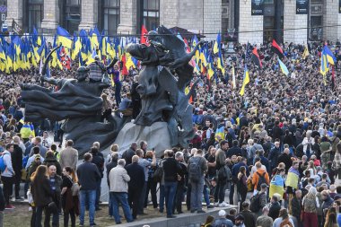İnsanlar Ukrayna 'nın başkenti Kyiv' deki sözde Steinmeier Formülü 'nün onayına karşı bir mitinge katılıyor..