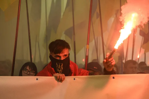 Para aktivis membakar suar selama reli menentang persetujuan yang disebut Steinmeier Formula, di Kyiv, Ukraina . — Stok Foto