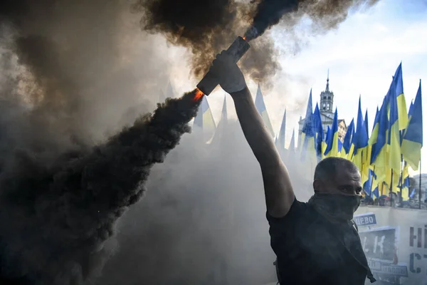 活动人士在乌克兰基辅举行的反对认可所谓Steinmeier公式的集会期间焚烧照明弹. — 图库照片