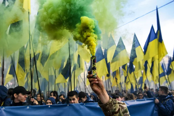 Eylemciler, Ukrayna 'nın Kyiv kentindeki sözde Steinmeier Formülü' nün onayına karşı miting sırasında fişek yaktılar.. — Stok fotoğraf