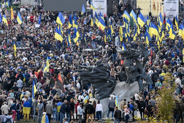İnsanlar Ukrayna 'nın başkenti Kyiv' deki sözde Steinmeier Formülü 'nün onayına karşı bir mitinge katılıyor..