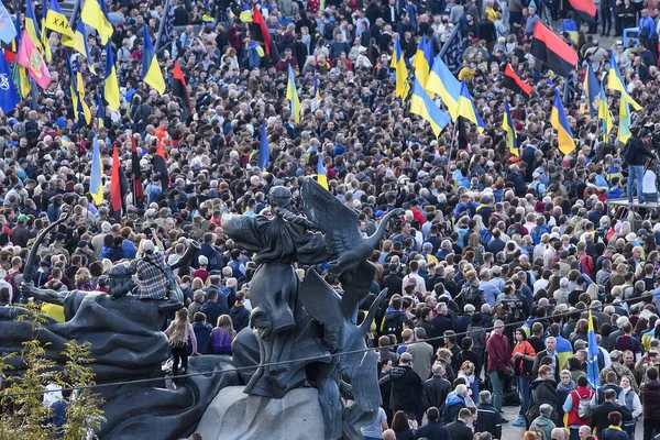 İnsanlar Ukrayna 'nın başkenti Kyiv' deki sözde Steinmeier Formülü 'nün onayına karşı bir mitinge katılıyor..