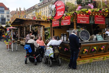 Almanya 'nın Dresden kentindeki Eski Pazar Meydanı Altmarkt' ta geleneksel sokak fuarı. Mayıs 2014