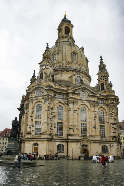 Vista para a igreja barroca luterana Frauenkirche em Dresden, Alemanha. Maio de 2014 — Fotografia de Stock