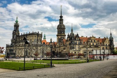 Almanya 'nın Dresden kentindeki Theaterplatz' daki Kutsal Üçlü Hofkirche ve Dresden Şatosu 'nun Dresden Katedrali.. 