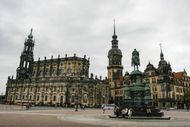 Almanya 'nın Dresden kentindeki Theaterplatz' daki Kutsal Üçlü Hofkirche ve Dresden Şatosu 'nun Dresden Katedrali.. 