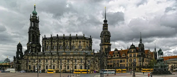 Дрезденский собор Св. Троицы Хофкирхе и Дрезденский замок Hausmannsturm на Театральной площади в Дрездене, Германия . — стоковое фото
