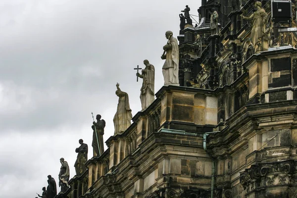 Esculturas na fachada da Catedral de Dresden da Santíssima Trindade Hofkirche no Theaterplatz em Dresden, Alemanha . — Fotografia de Stock