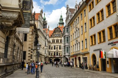 Turistler Almanya 'nın Saksonya eyaletinin tarihi merkezi Dresden' de caddenin yanından yürüyorlar. Mayıs 2014