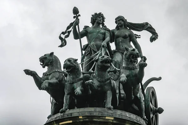 Statue Dionis and Ariadna chariot with four panthers on top of Dresden Opera Theatre in Dresden, Germany. May 2014 — Stock Photo, Image