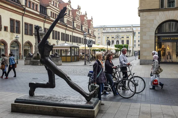 ドイツ・ライプツィヒの現代史フォーラムの前にあるブロンズ彫刻「 The Century Step 」。2014年5月 — ストック写真