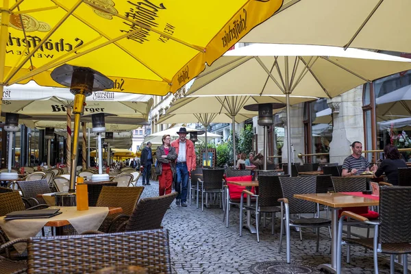 Ludzie w kawiarniach ulicznych i restauracjach w historycznej części Lipska, Niemcy. maj 2014 — Zdjęcie stockowe