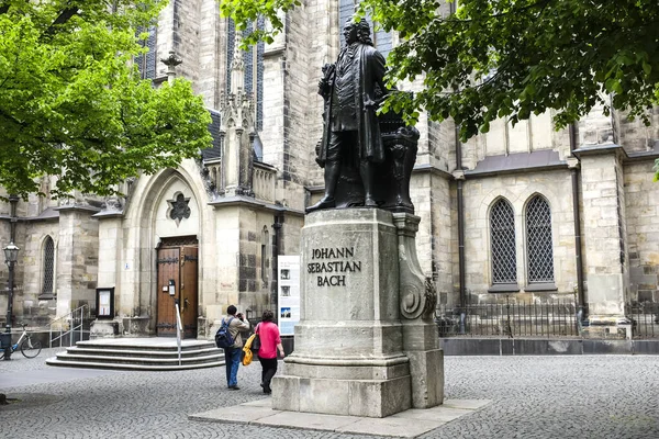 Estátua de Johann Sebastian Bach perto da Igreja Thomaskirche St. Thomas em Leipzig, Alemanha. Maio de 2014 — Fotografia de Stock