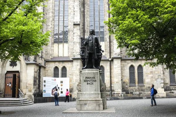 Estátua de Johann Sebastian Bach perto da Igreja Thomaskirche St. Thomas em Leipzig, Alemanha. Maio de 2014 — Fotografia de Stock
