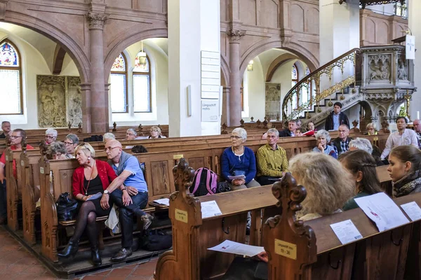Туристы во время репетиции хора в церкви св. Фомы Томаскирхе в Лейпциге, Германия. Май 2014 года — стоковое фото