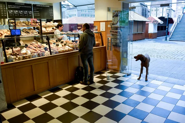 Visiteur Avec Chien Dans Une Pâtisserie Nuremberg Allemagne — Photo