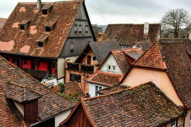 Ortaçağ 'ın Rothenburg ob der Tauber kasabasının cephe ve çatılarından manzara, Almanya. 
