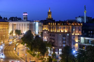 Aydınlatılmış Khreshchatyk 'in akşam manzarası, Ukrayna, Kyiv' de ana cadde.