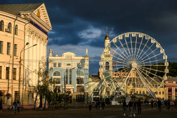摩天轮位于基辅历史上的一部分 位于波迪尔上的Kontraktova广场 乌克兰基辅 — 图库照片