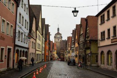 Narrow Untere Schmiedgasse caddesinin karşısındaki saat kulesi Rothenburg ob der Tauber, Bavyera, Almanya. Kasım 2014 