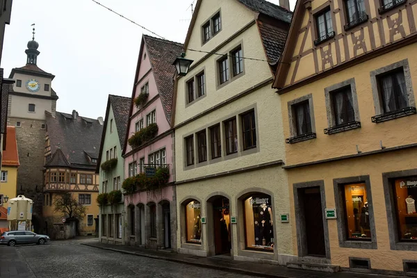 Óratorony a keskeny Untere Schmiedgasse utca túloldalán, Rothenburg ob der Tauber, Bajorország, Németország. 2014. november — Stock Fotó