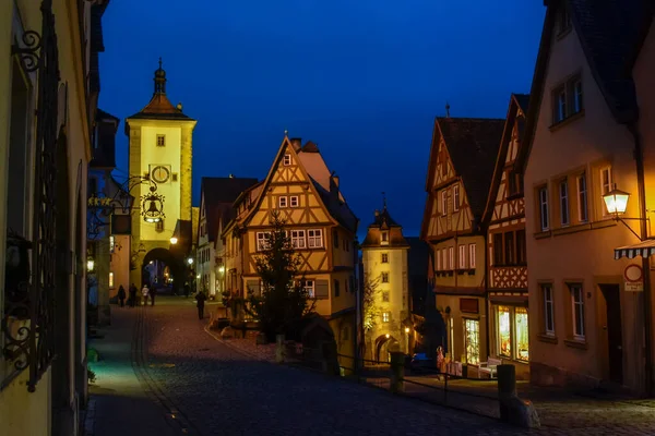 Schmiedgasse és Kobolzeller Steige utcák Plonleinnel és Siebers Toronnyal. Rothenburg ob der Tauber, Bajorország, Németország. — Stock Fotó