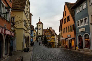 Schmiedgasse ve Kobolzeller Steige caddelerinde Plonlein ve Siebers Kulesi var. Rothenburg ob der Tauber, Bavyera, Almanya.