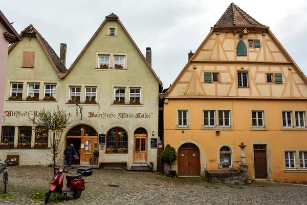 Keskeny középkori utca az óvárosban Rothenburg ob der Tauber, Bajorország, Németország. 2014. november — Stock Fotó