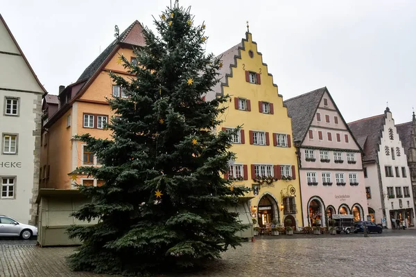 Рождественская Ель Средневековой Площади Традиционными Баварскими Домами Старом Городе Ротенбург — стоковое фото