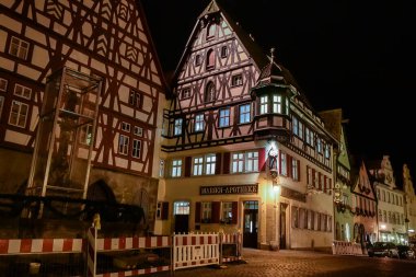 Almanya 'nın Bavyera eyaletinde Rothenburg ob der Tauber' de dar bir ortaçağ sokağındaki geleneksel yarı keresteli evlerin gece manzarası. Kasım 2014