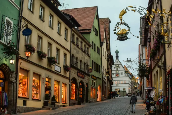 老市政厅Rathaus和窄中世纪街 在德国巴伐利亚的老城Rothenburg Der Tauber设有传统的巴伐利亚住宅 November 2014 — 图库照片