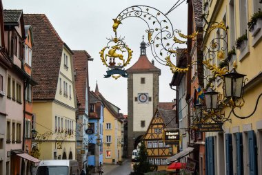 Schmiedgasse caddesinden ünlü Siebersturm Kulesi Rothenburg ob der Tauber, Bavyera, Almanya. Kasım 2014. Yüksek kalite fotoğraf
