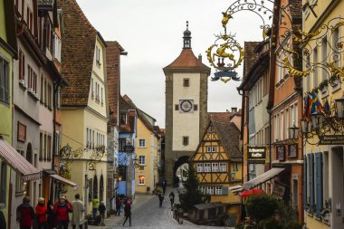 Schmiedgasse caddesinden ünlü Siebersturm Kulesi Rothenburg ob der Tauber, Bavyera, Almanya. Kasım 2014. Yüksek kalite fotoğraf
