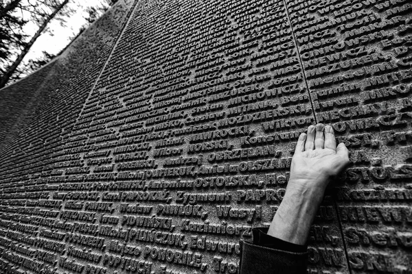 Ручні Дотики Меморіальної Стіни Іменами Поляків Жертв Сталінських Репресій Польському — стокове фото