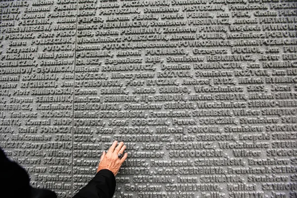 Polonyalıların Isimleriyle Anıt Duvara Dokunan Eller Kyiv Yakınlarındaki Bykivnia Daki — Stok fotoğraf