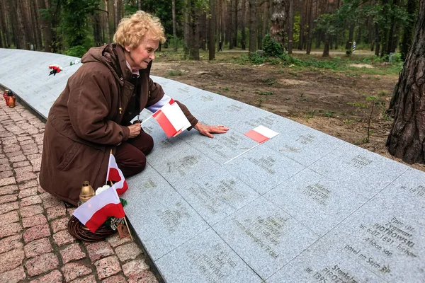Жінка Стає Коліна Біля Надгробків Поляків Жертв Сталінських Репресій Польському — стокове фото