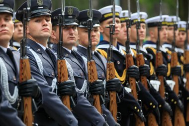 Kyiv yakınlarındaki Bykivnia 'daki Polonya askeri mezarlığında düzenlenen tören sırasında Polonya ordusunun onur muhafızları. Ukrayna. Eylül 2012